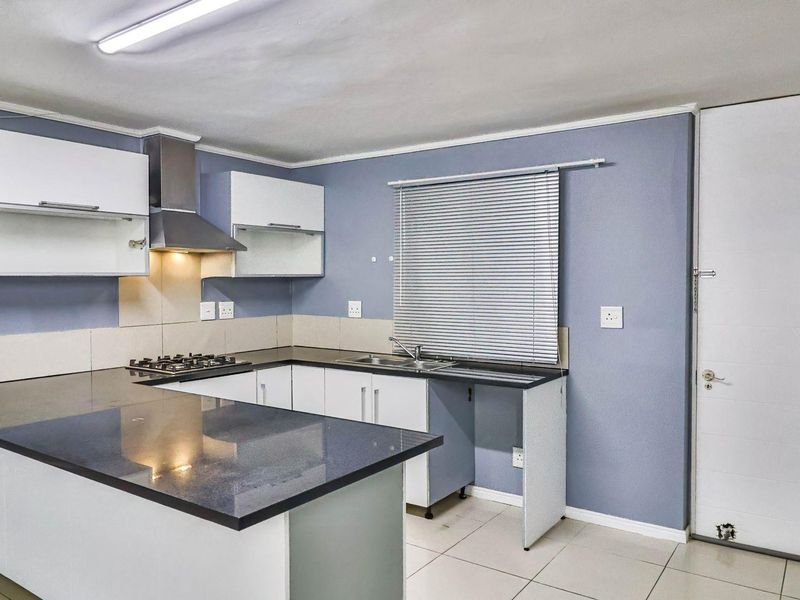 LESS IS MORE - Photo 4