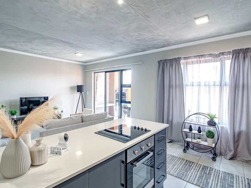 Three bedroom home in secure estate - Photo 10