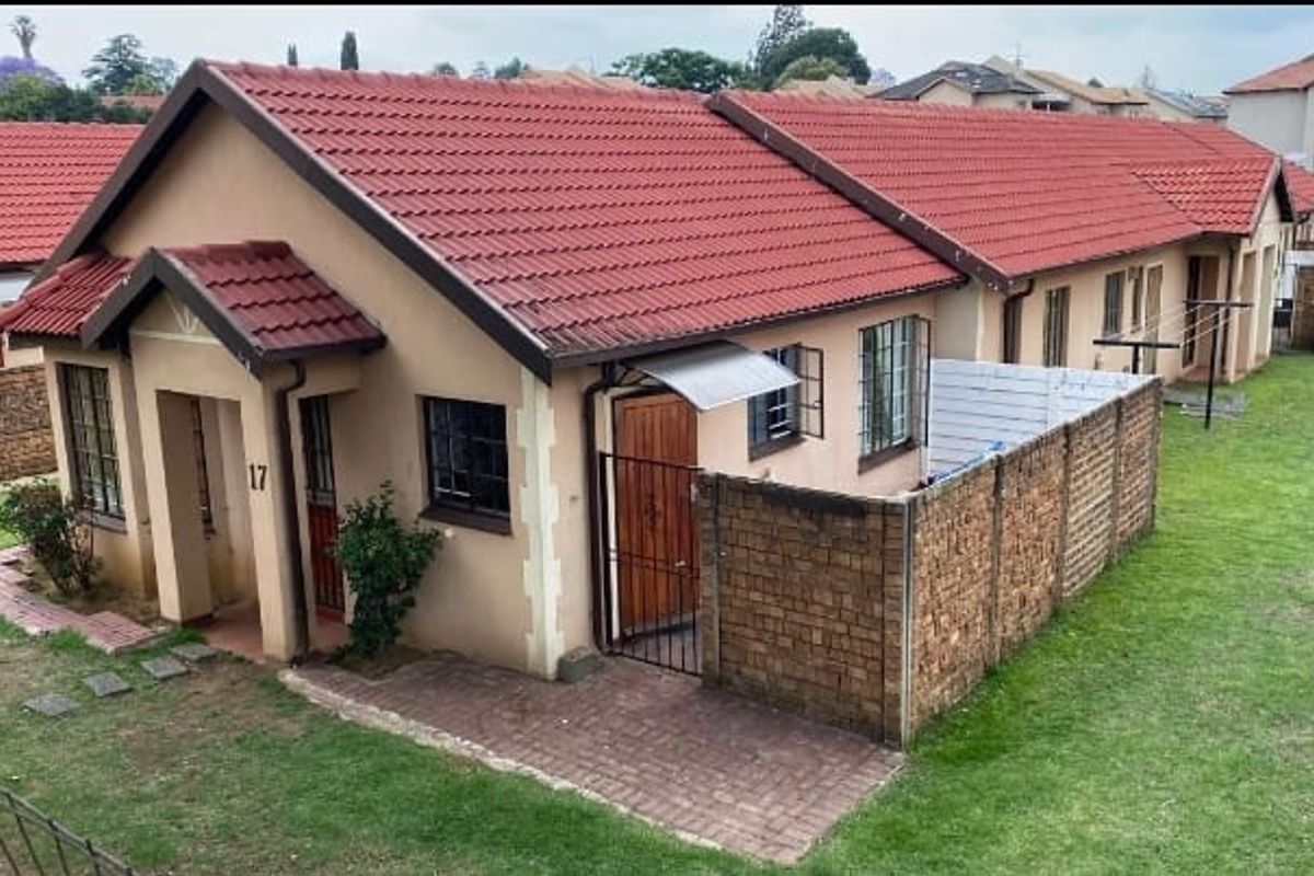2 Bedroom Townhouse for Sale in Meredale Johannesburg South - Photo 2