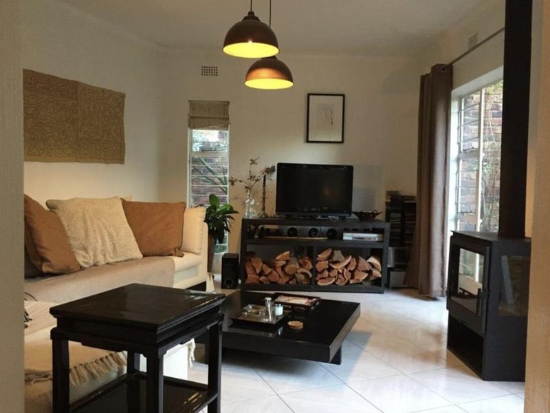 A BEAUTIFUL THREE BEDROOM TOWNHOUSE - Photo 2