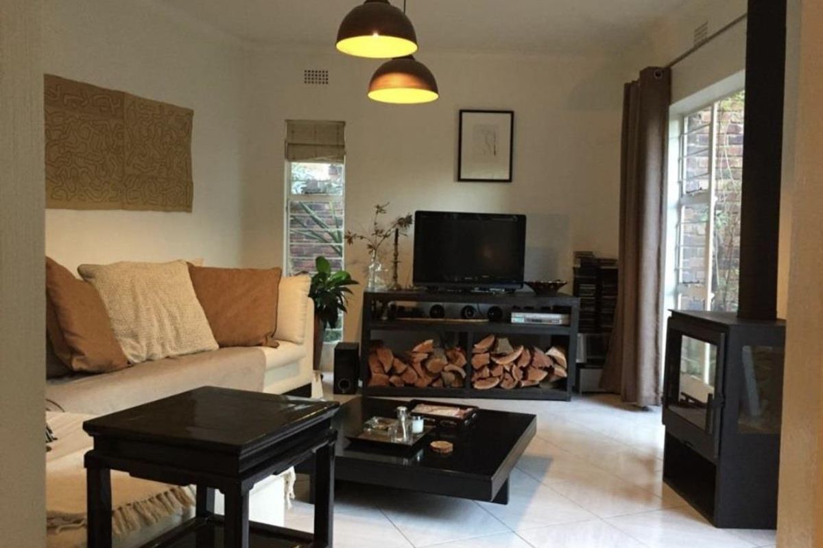 A BEAUTIFUL THREE BEDROOM TOWNHOUSE - Photo 2