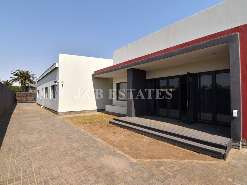 Large Modern Home - Photo 4