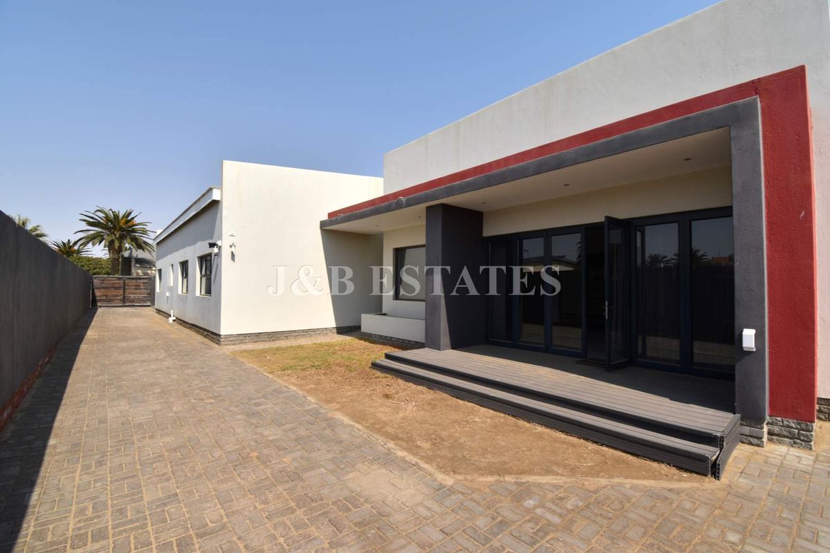 Large Modern Home - Photo 4