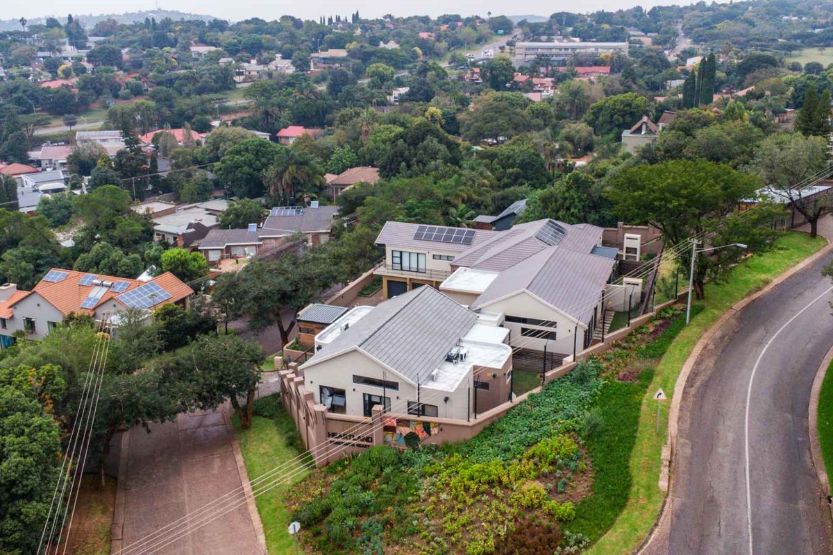 Secure 3 Bedroom Apartment in Constantia Park - Photo 5