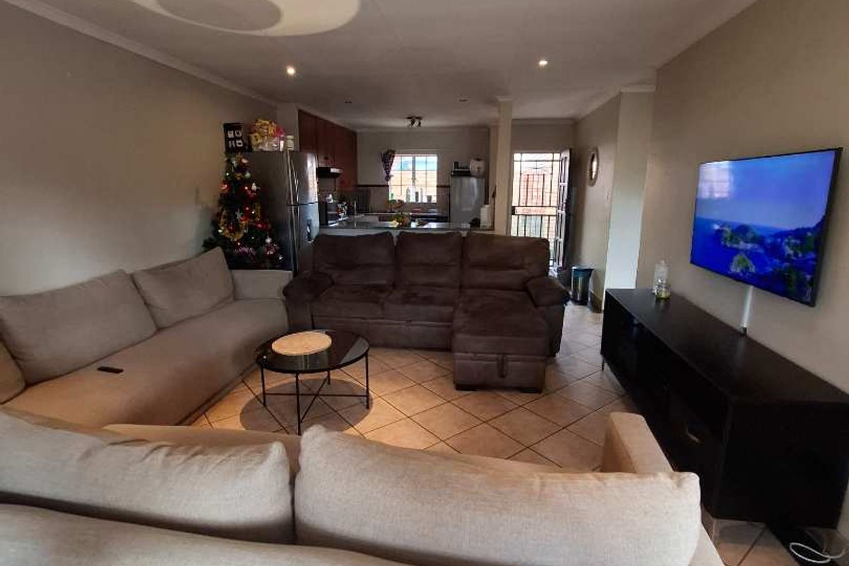 Stunning 3 Bedroom simplex - Photo 4