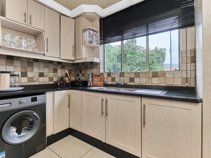 Charming and Spacious 3-Bedroom Upstairs Unit in The Willows Estate - Photo 7