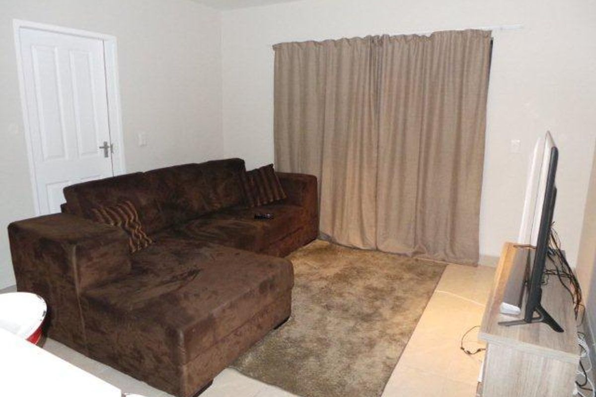 Apartment in Town Centre close to all amenities. - Photo 3