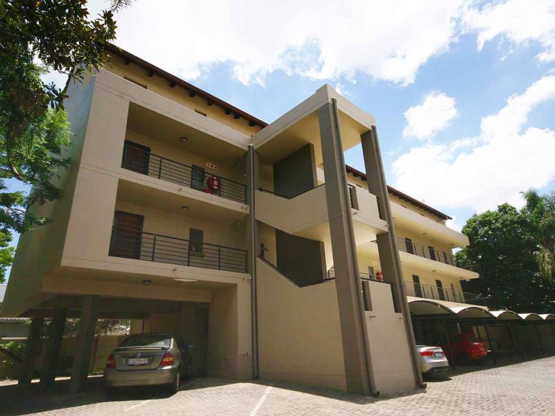 Modern 1 bedroom Unit at Embassy Place | R6 500 - Photo 2