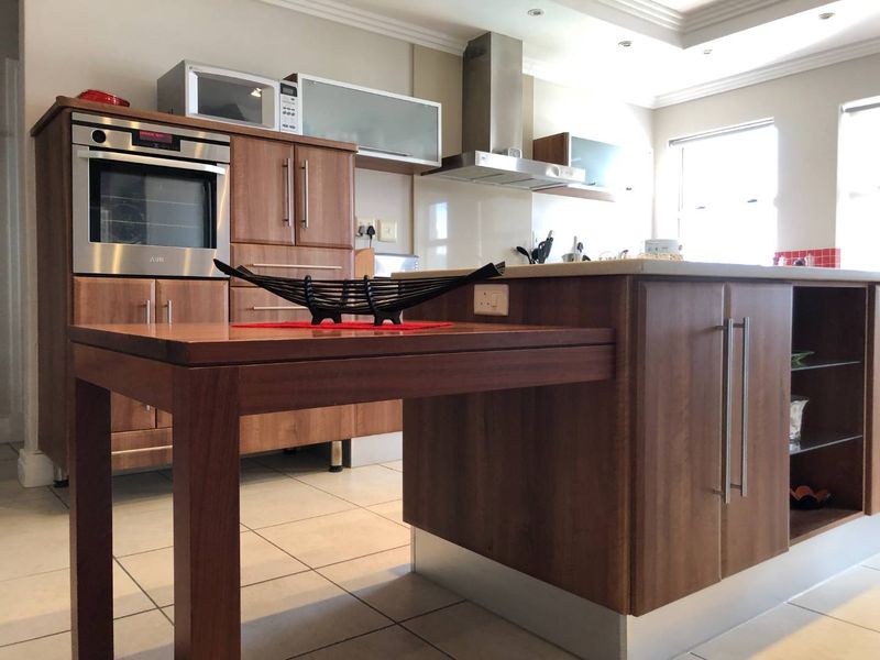 Oceanfront Elegance: Your Double-Storey Penthouse Retreat - Photo 2