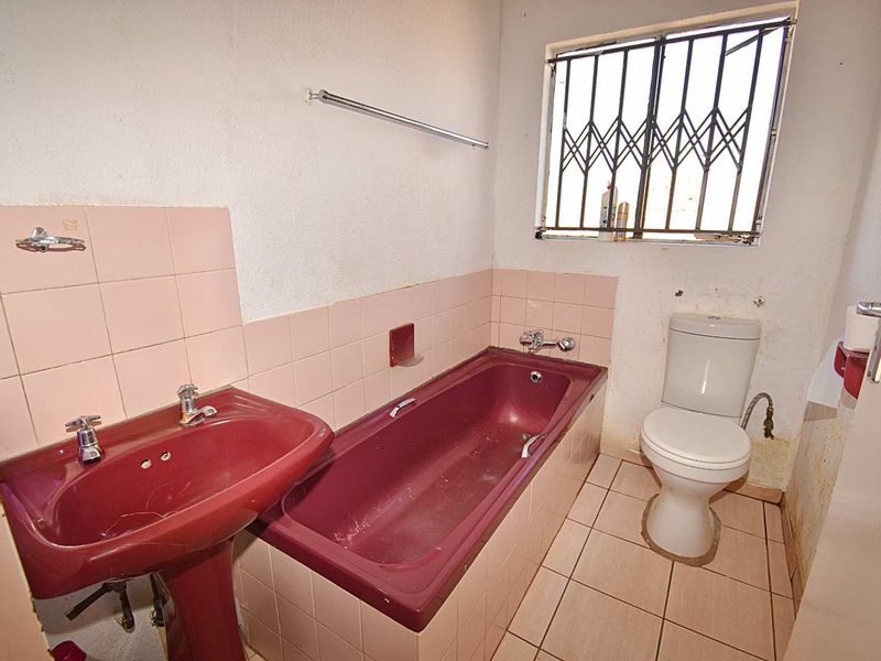 Low Maintenance Facebrick Home - Photo 10