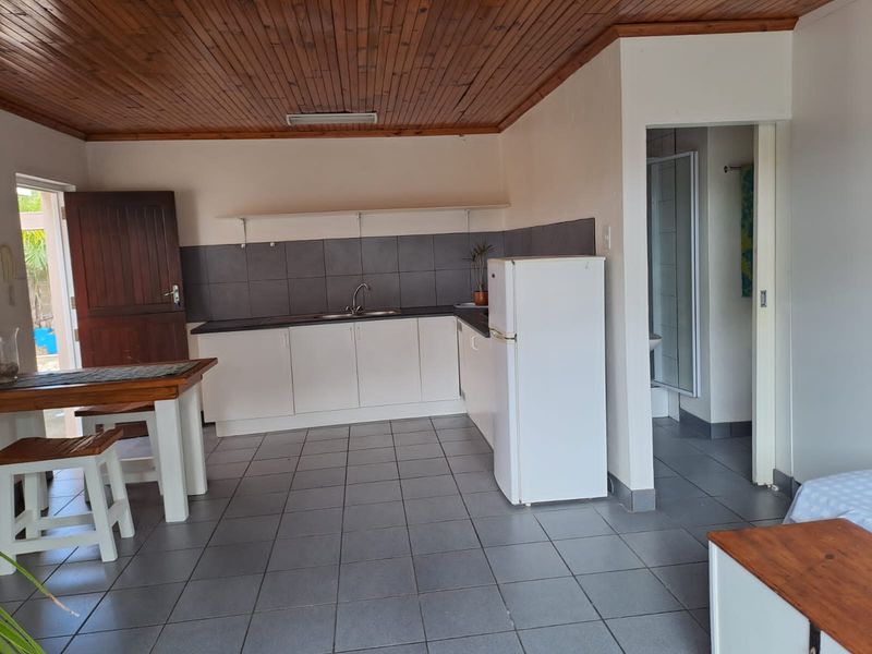 Studio Flat to rent in Summerstrand - Photo 5