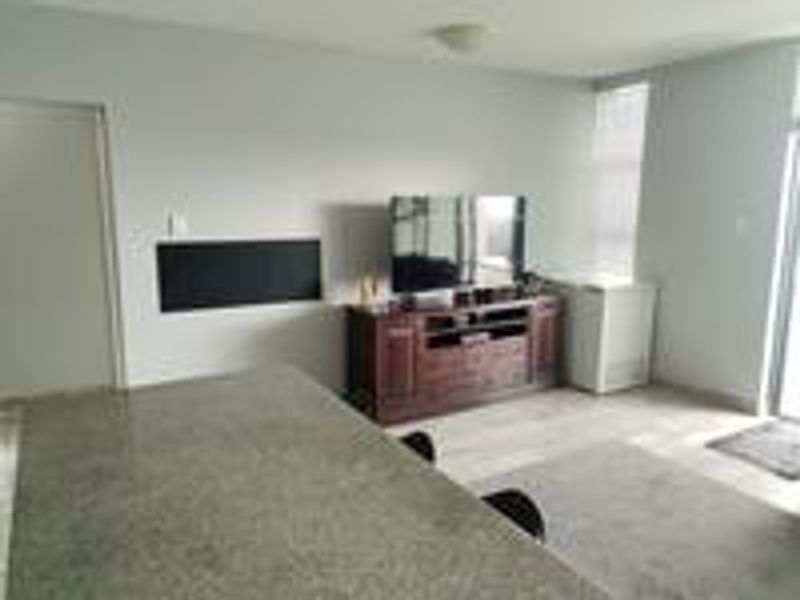 Pet-friendly paradise: Secure ground floor unit - Photo 5