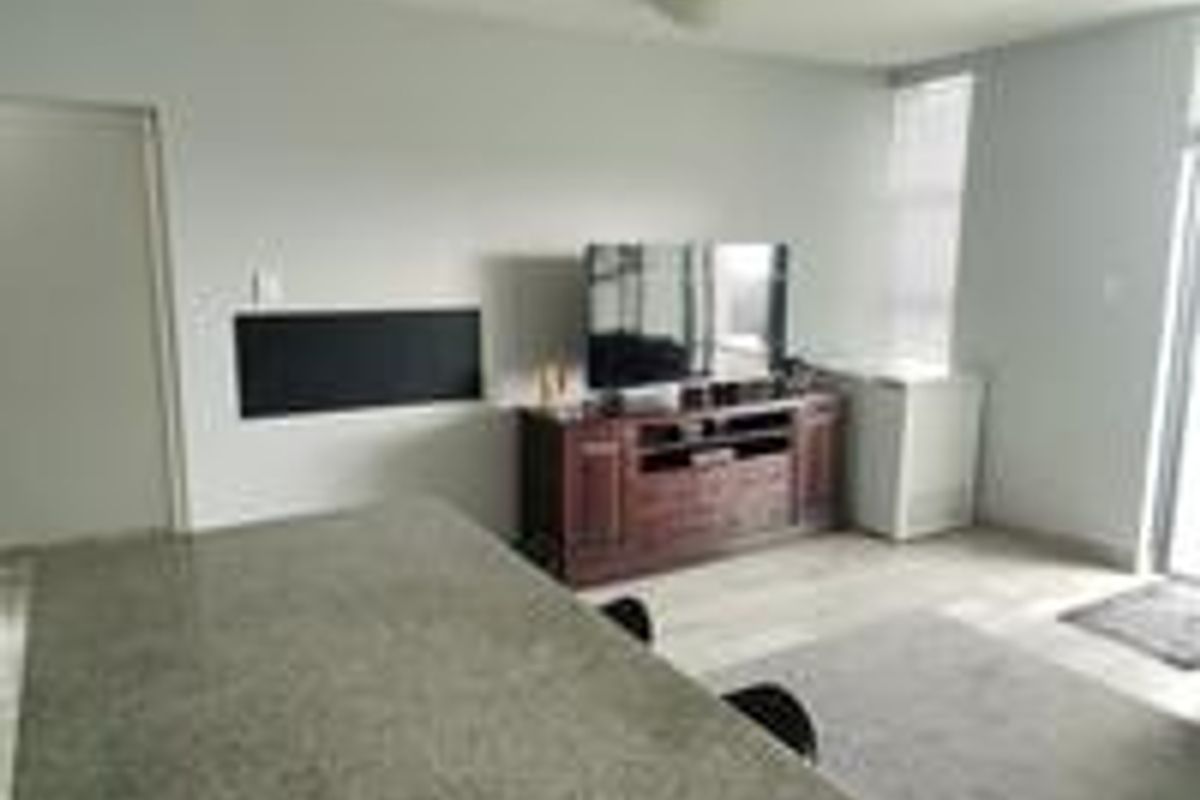 Pet-friendly paradise: Secure ground floor unit - Photo 5