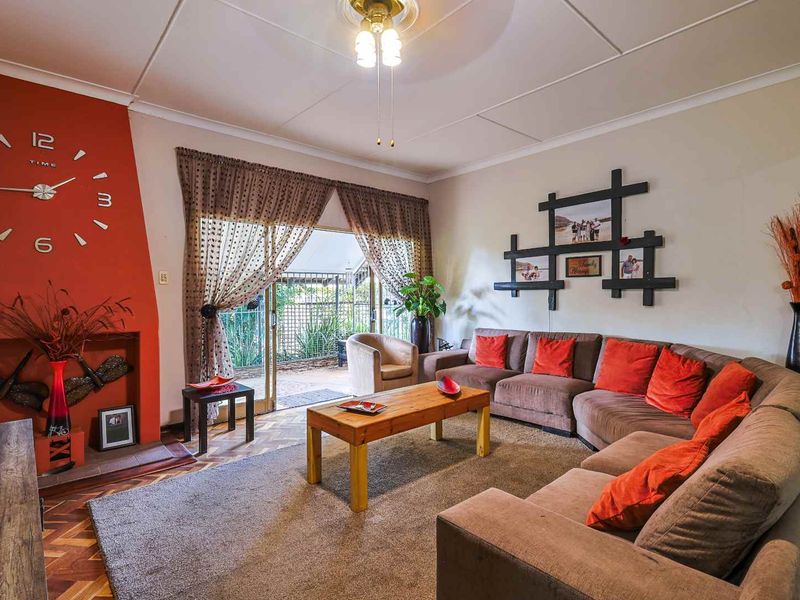 5 Bedroom Dual-Living Home with Exceptional Flexibility & Income Potential - Photo 5