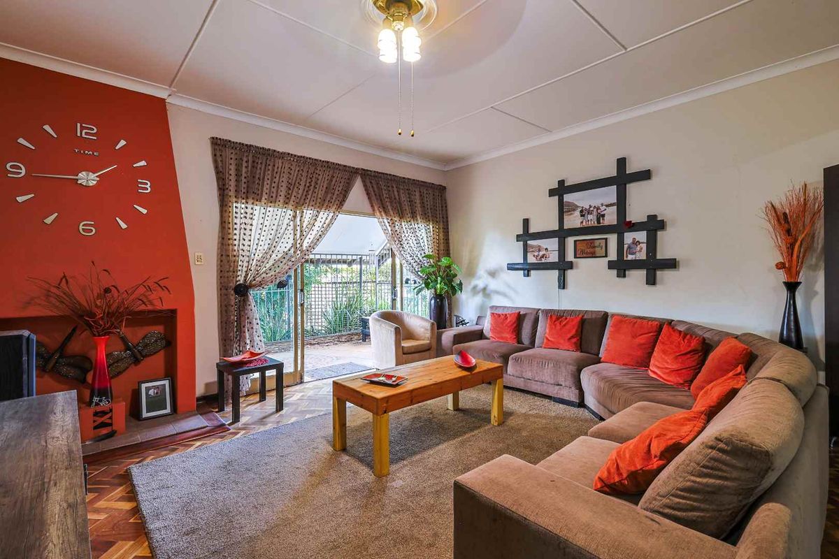5 Bedroom Dual-Living Home with Exceptional Flexibility & Income Potential - Photo 5