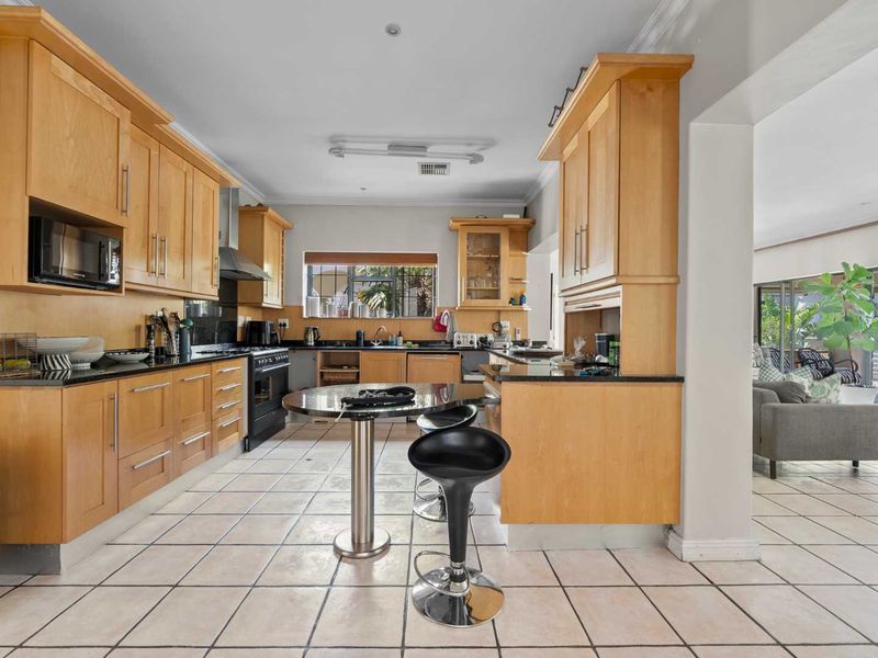 DEVELOPMENT OPPORTUNITY IN THE CAMPS BAY VILLAGE - Photo 3