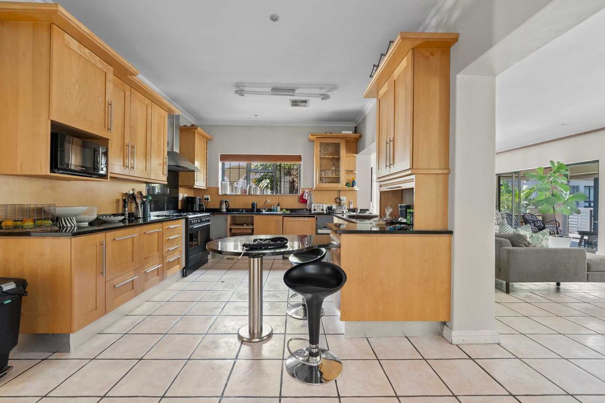 DEVELOPMENT OPPORTUNITY IN THE CAMPS BAY VILLAGE - Photo 3