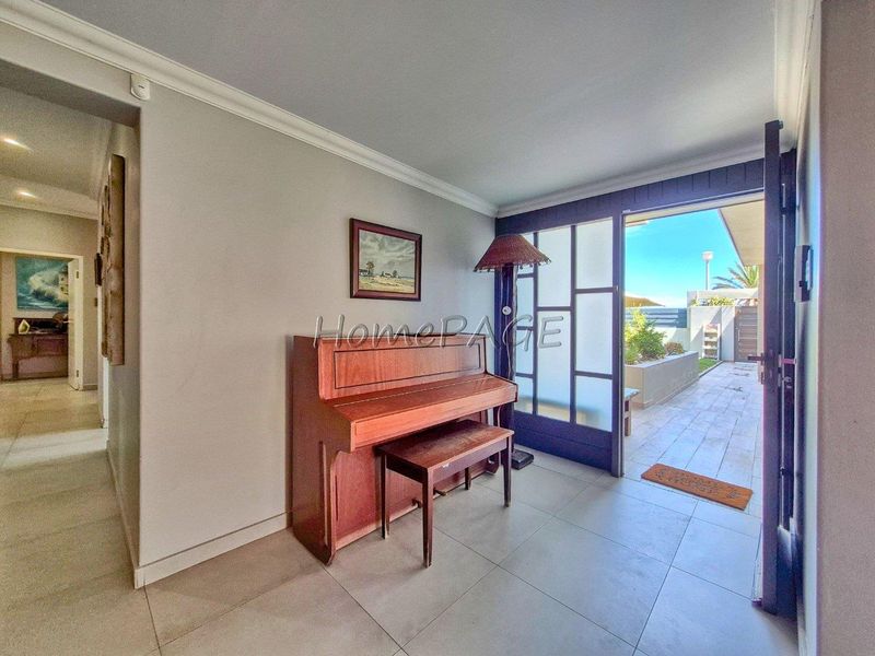 Meersig, Walvis Bay:  5 Bedr home with flat potential and pool is for Sale - Photo 6
