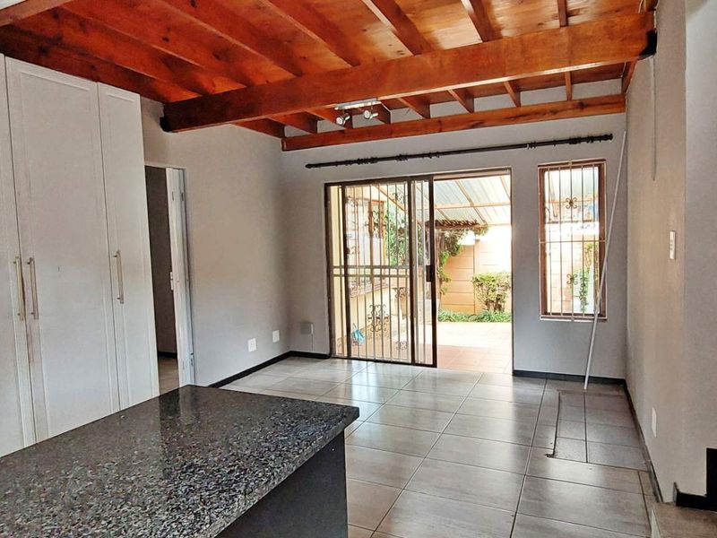 Exquisite Duplex: Modern Comfort Meets Style - Photo 2