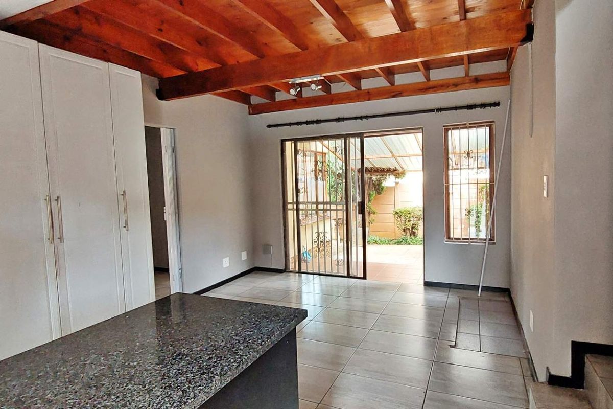 Exquisite Duplex: Modern Comfort Meets Style - Photo 2