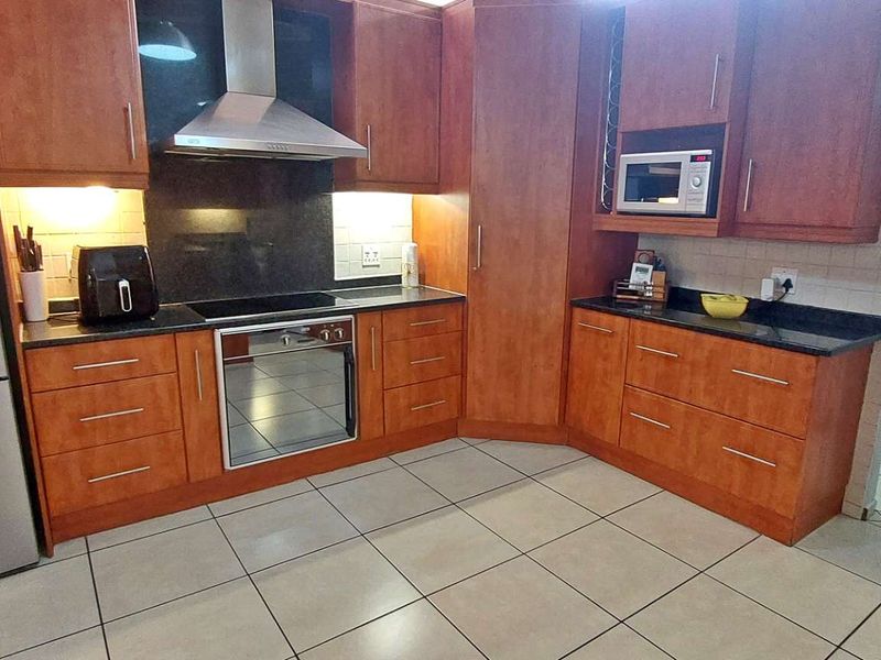 Family home for entertainers, offering extra flatlet - Photo 9