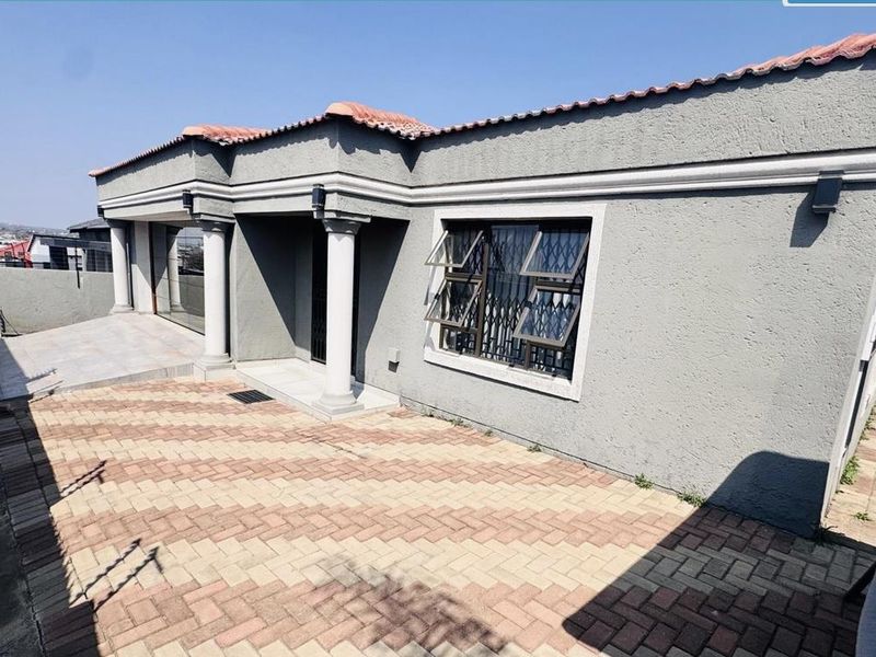 Spacious Family Living in Prime Emdo Park! - Photo 3