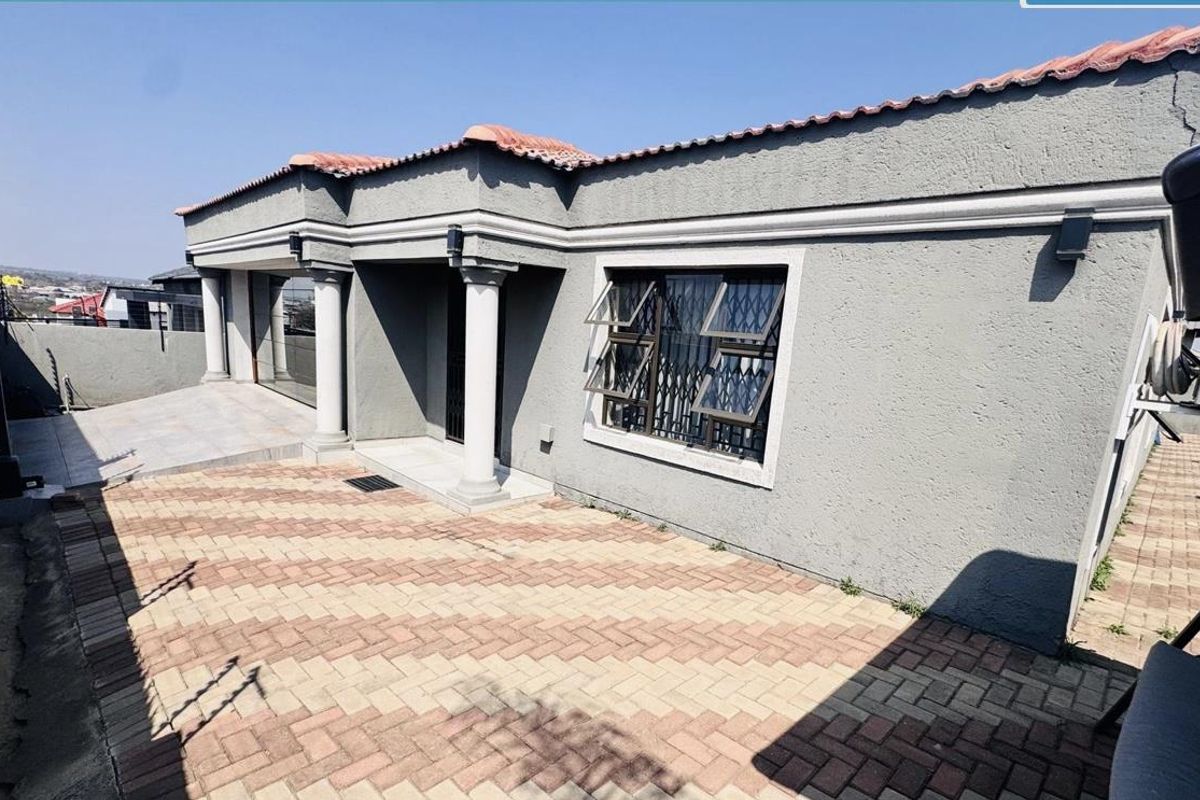 Spacious Family Living in Prime Emdo Park! - Photo 3