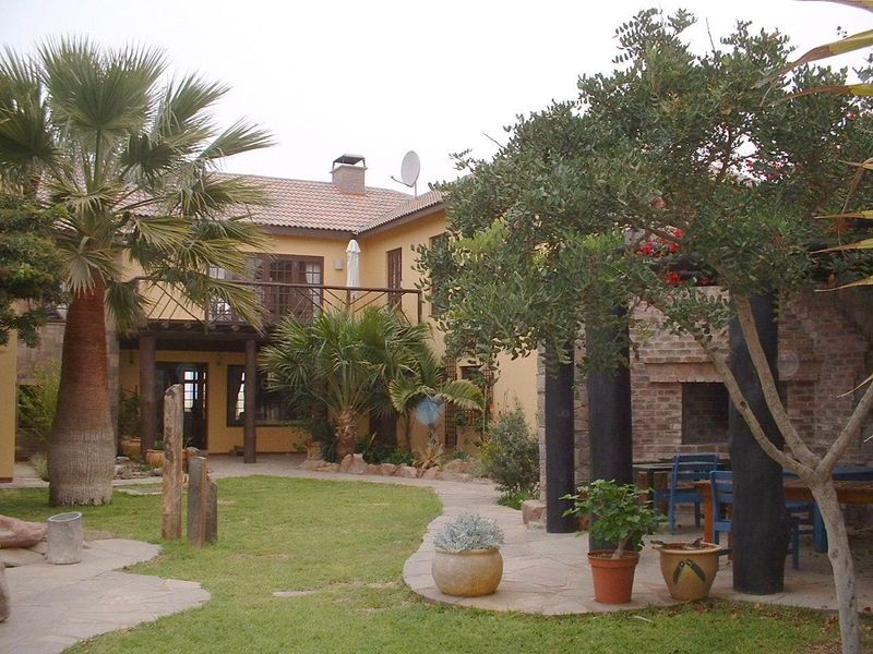 CLASSIC GERMAN STYLE HOME WITH GARDEN FLAT ON DOUBLE ERF - Photo 6