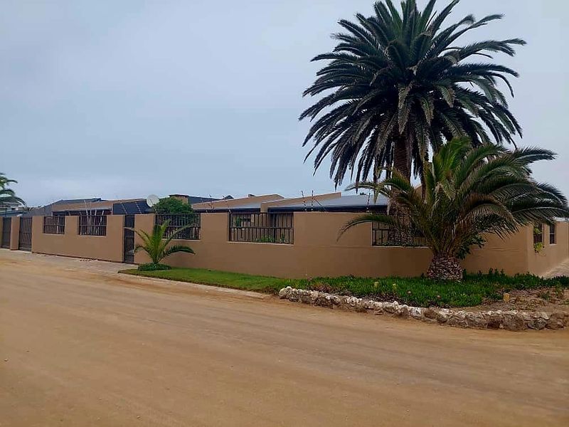 Stunning Corner Property with Dual Entrances - Ideal for Entertaining and Family Living - Photo 2