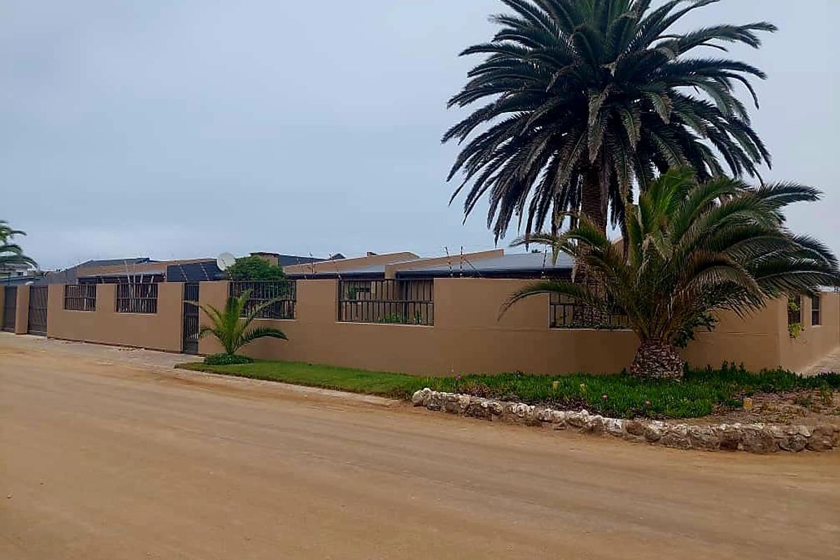 Stunning Corner Property with Dual Entrances - Ideal for Entertaining and Family Living - Photo 2