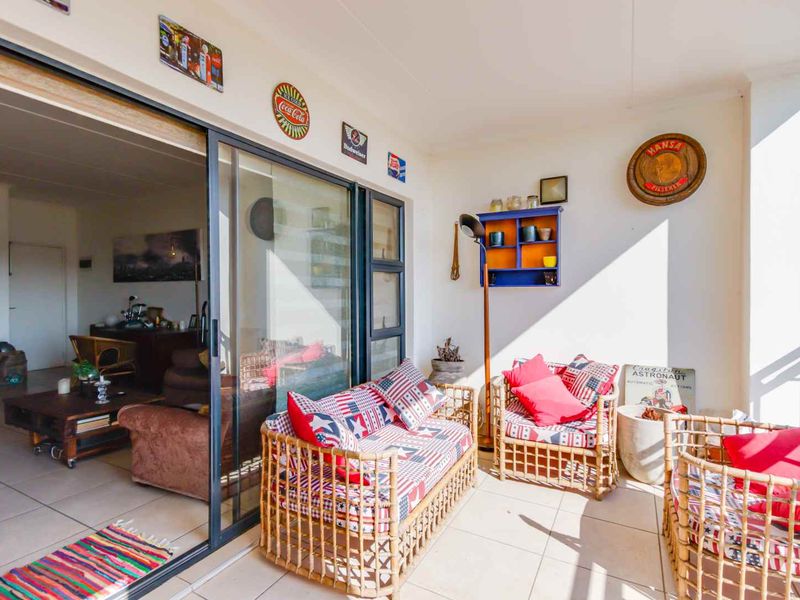 Modern, well maintained apartment with luxurious finishes. - Photo 2