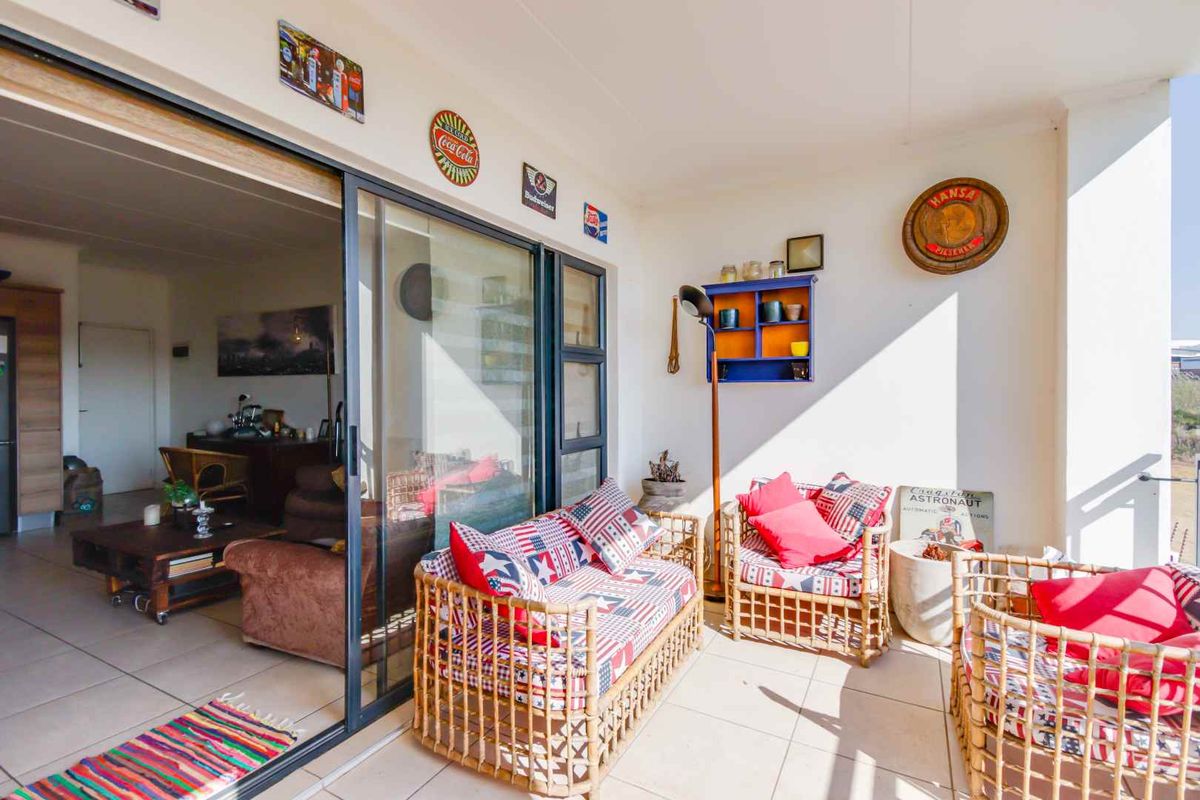 Modern, well maintained apartment with luxurious finishes. - Photo 2