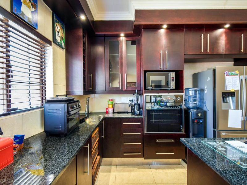 Large family home with five bedrooms and loads of entertainment spaces - Grootfontein Country Estate - Photo 7