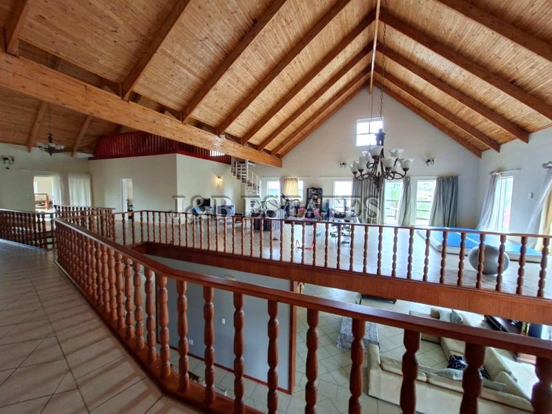 "Indulge in Opulence: Spacious Mansion with 5 Entertainment Areas!" - Photo 8