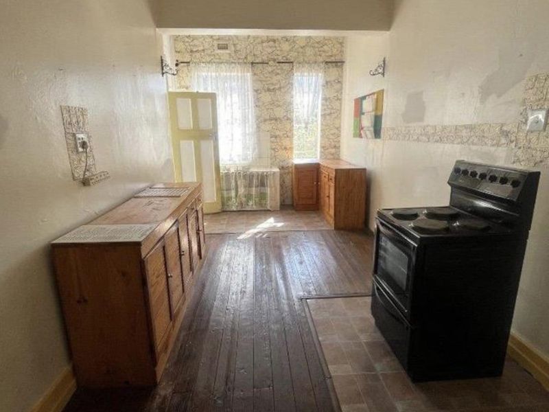 6-Bedroom Semi-Detached Home for Sale – Bezuidenhout Valley, Johannesburg Prime Location | Dual-Living | Investment Potential - Photo 8