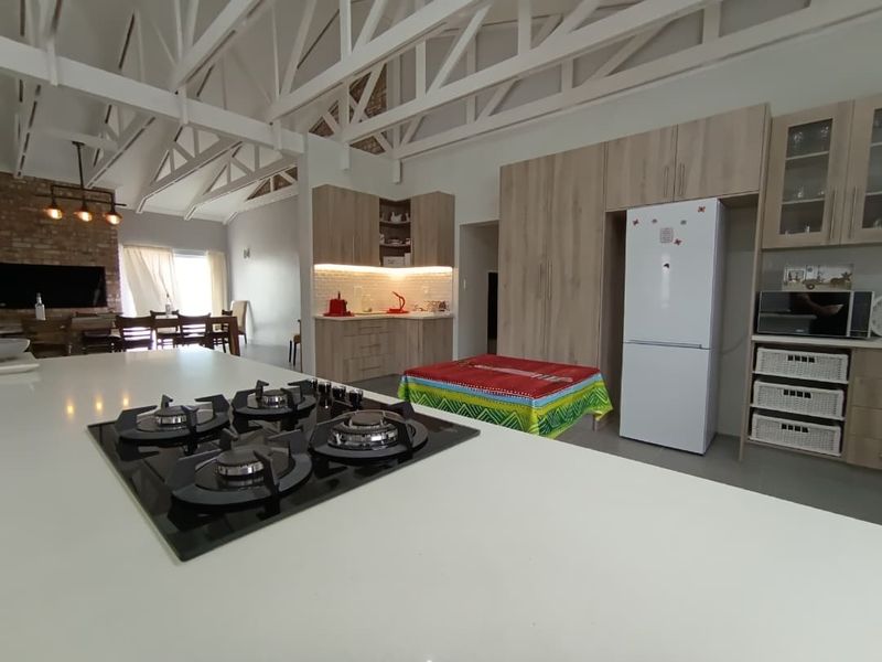 Stunning Freestanding Home - Photo 4