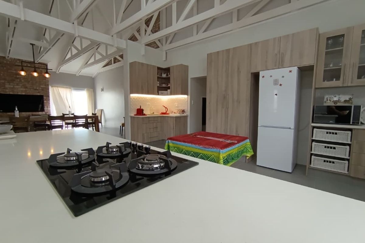 Stunning Freestanding Home - Photo 4