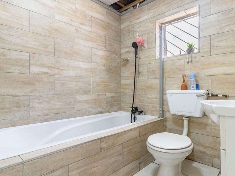 Great 2 bedroom 1 Bathroom Plus Pool For Sale - Photo 10