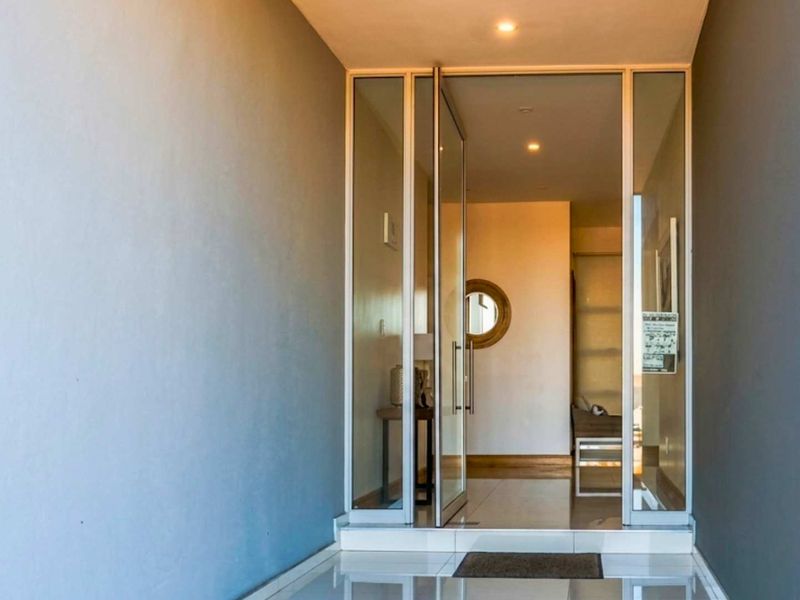 Three-bedroom House in Highland Gate - Photo 3