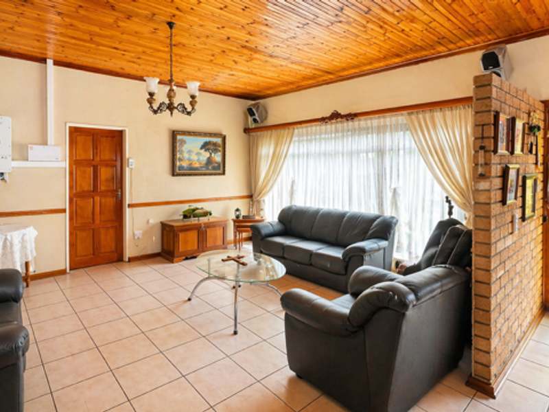 Spacious Family Home with Flatlet - Photo 7