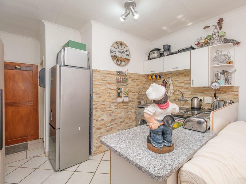 1 Bedroom Unit, set on the first floor in Great Condition. - Photo 4