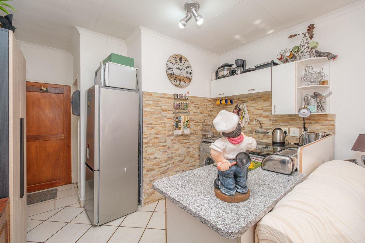 1 Bedroom Unit, set on the first floor in Great Condition. - Photo 4
