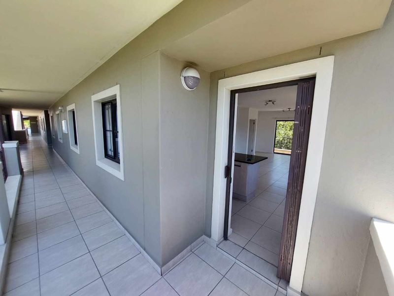 Unfurnished Two-Bedroom Apartment To Rent in Rondebosch - Photo 2