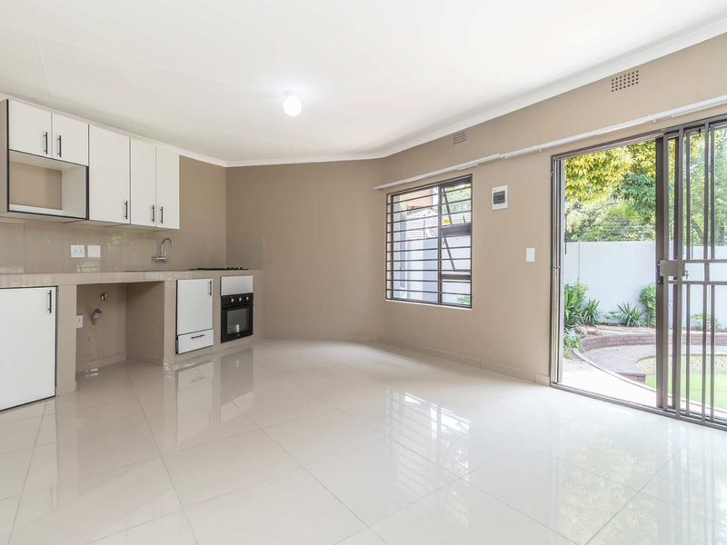 Beautifully-renovated 1-Bedroom Garden Cottage to Let in Hurlingham Manor - Photo 4