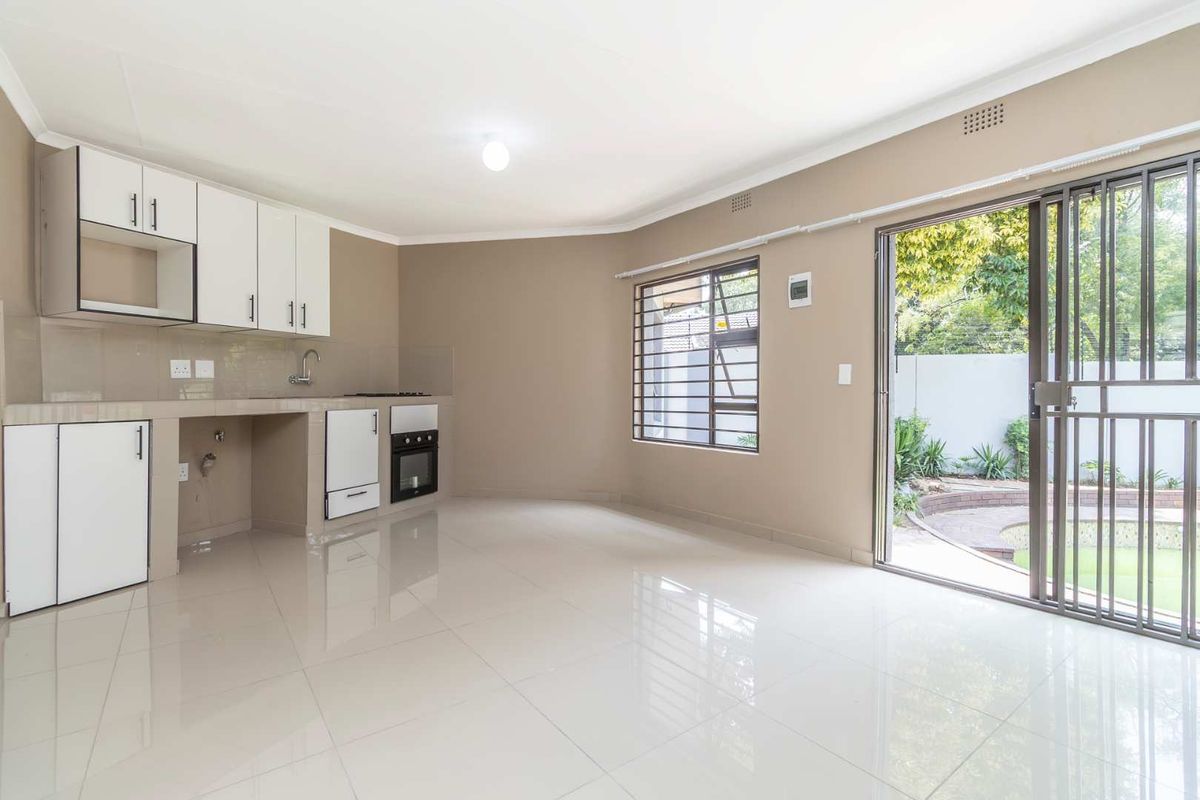 Beautifully-renovated 1-Bedroom Garden Cottage to Let in Hurlingham Manor - Photo 4
