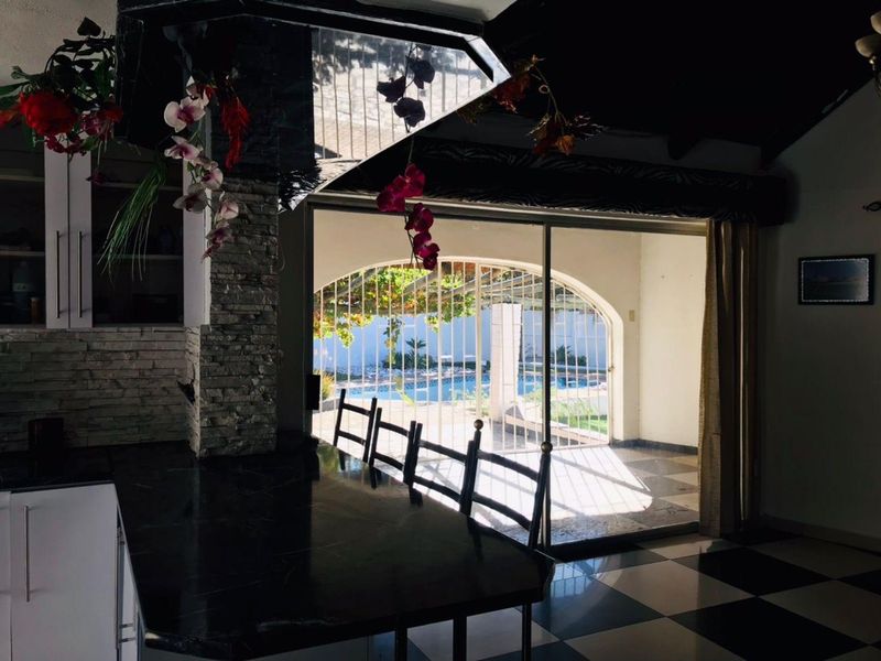 step into this beautiful 4.5 bedroom house available for sale in Hochland Park . Erf size 1451 square meters. N$ 5 million cost exclusive - Photo 9