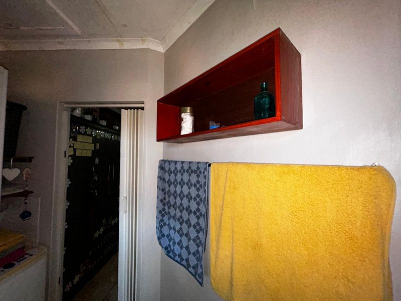 Cozy & Secure: 2-Bedroom Gem with Open-Plan Living, Covered Stoop & Garden Care! - Photo 7