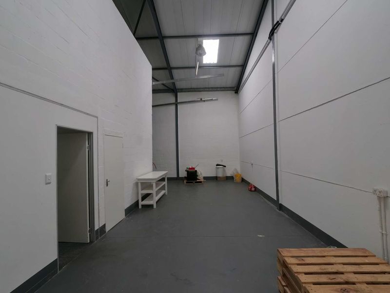 MINI WAREHOUSE/OFFICES TO LET - MONTAGUE GARDENS - Photo 2