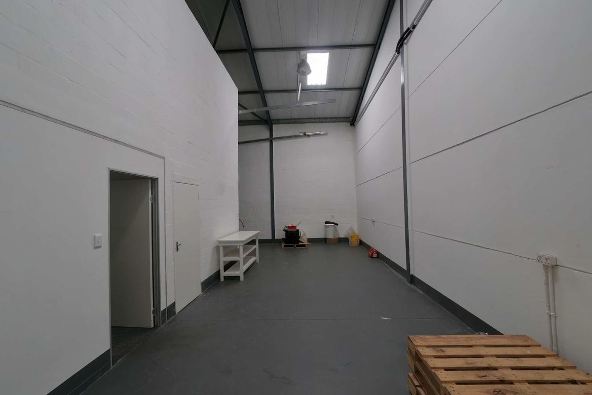MINI WAREHOUSE/OFFICES TO LET - MONTAGUE GARDENS - Photo 2