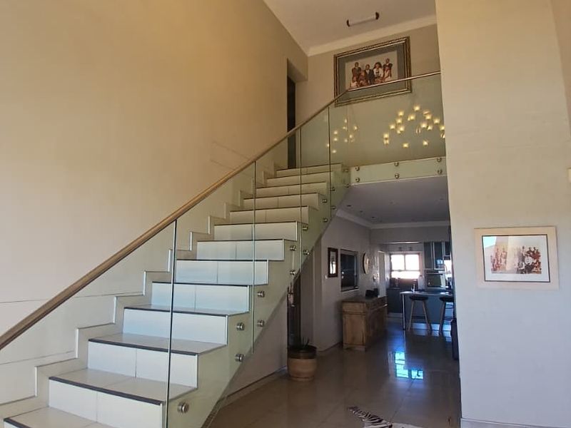 4-Bed Family Home - close to Private School - Photo 3